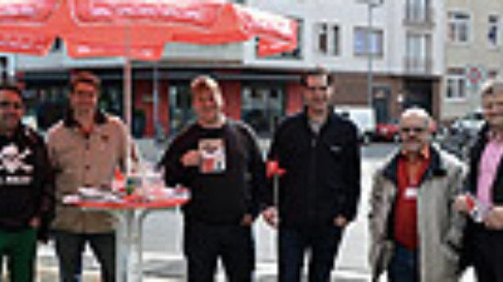 Stefan Politze am "fairen Infostand" des SPD-Ortsvereins Südstadt-Bult