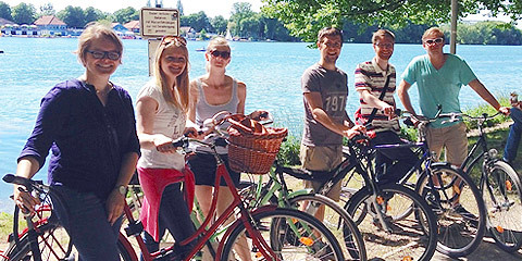 Sechs Personen mit Fahrrädern vor dem Maschsee in Hannover