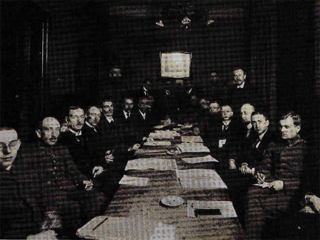 Der Arbeiter- und Soldatenrat im Hotel „Vier Jahreszeiten“ 1918 (4. v. r. sitzend: Robert Leinert)