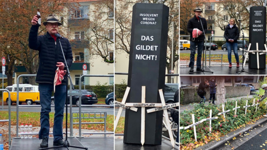 Bezirksbürgermeister Lothar Pollähne mit einer Flasche Bier in der Hand - Ein stilisierter Grabstein mit der Aufschrift: "Insolvent wegen Corona? - Das gildet nicht!"