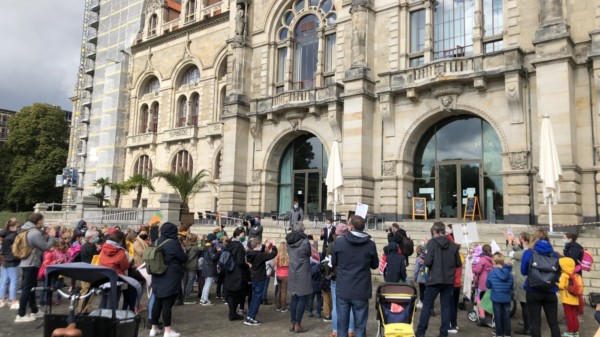 Kinder und Eltern demonstrieren vor dem hannoverschen Rathaus