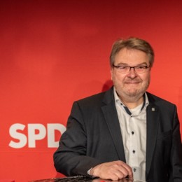 Thomas Hermann vor dem roten SPD-Banner