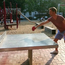 Steffen Krach spielt Tischtennis an einer Outdoor-Platte