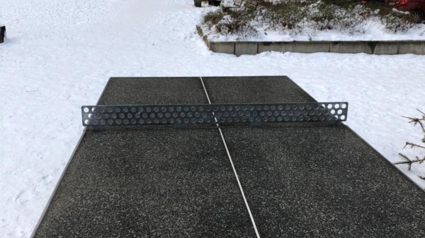 Eine Outdoor-Tischtennisplatte im Schnee