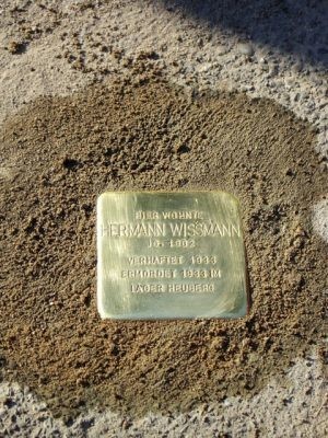 Vor Hermann Wißmanns Wohnhaus in der Oberen Gasse 16 in Ludwigsburg-Hoheneck erinnert ein Stolperstein an das erste Opfer des KZ Heuberg.